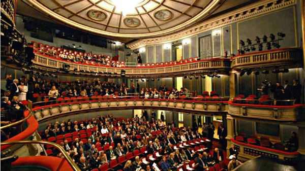 Αυτή είναι η Επιτροπή Αξιολόγηση και Επιλογής του Καλλιτεχνικού Διευθυντή του Εθνικού Θεάτρου